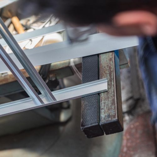 Realizzazione dei vari pezzi che compongono una struttura con lamelle fisse zincate, creata per essere resistente, garantendo comunque l'aerazione.