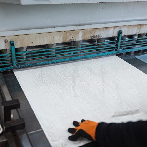 Taglio lamiera in alluminio verniciata effetto legno: data la loro colorazione sono adatte per complementi d'arredo e per rifinire i muri vicino alle finestre.