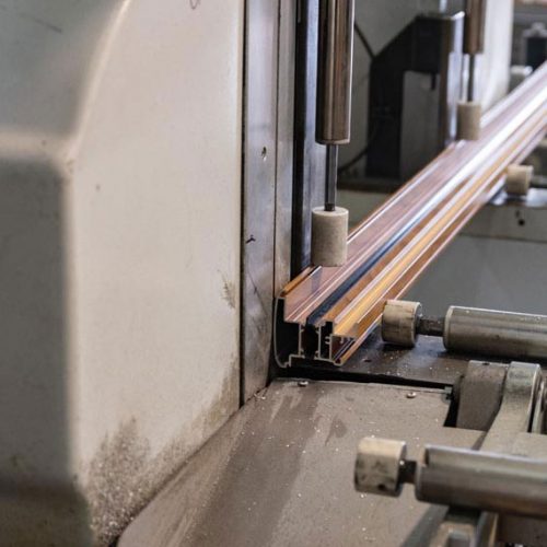 Taglio barra per la creazione di finestre in legno e alluminio.